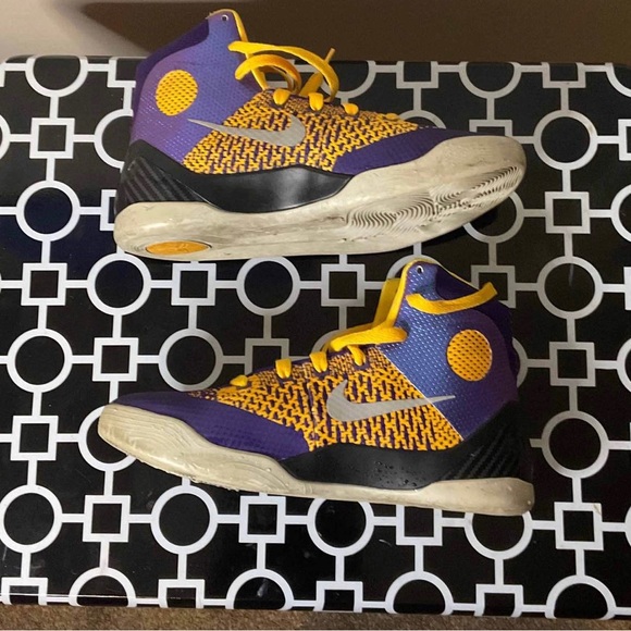 Kobe 9 Elite GS ‘Team’, size 5 1/2 youth/ 7 women - Picture 2 of 7